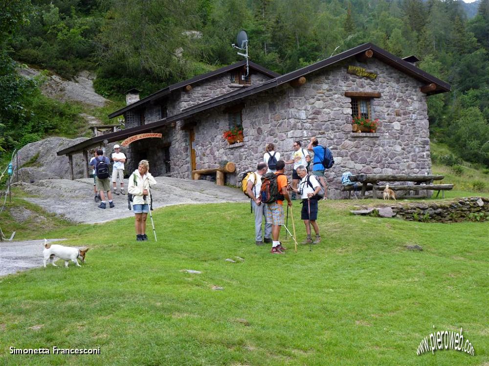 43 Stiamo per lasciare il rifugio..si torna alle macchine....JPG